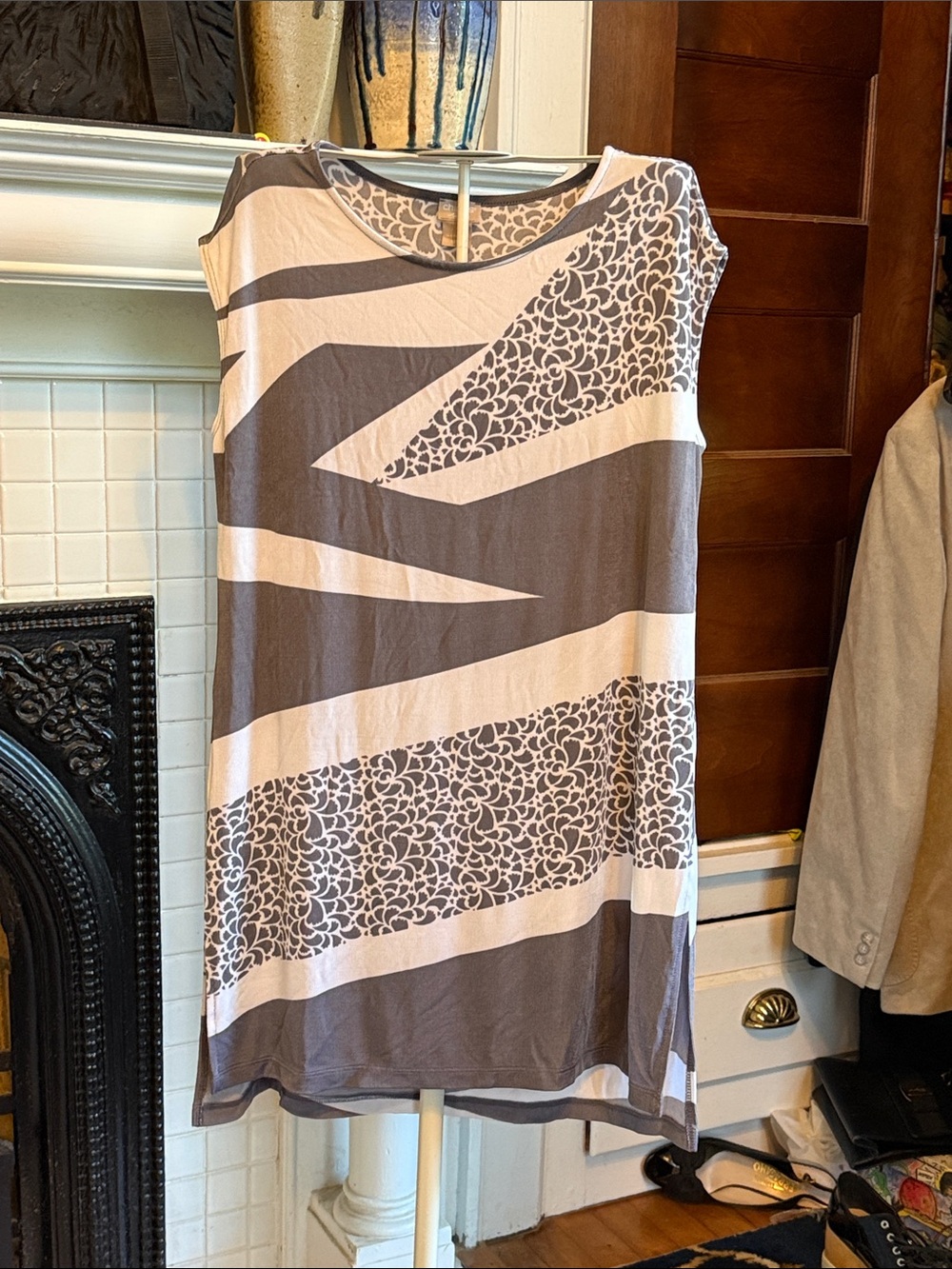 Chicos Travelers Abstract Stripe Scoop Neck Tunic Top - Gray & Cream- worn 2-3x